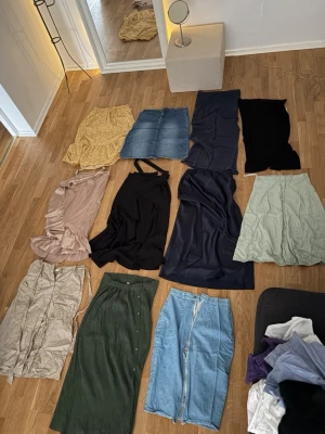 Mix av kjolar i olika färger och material. 50kr/st eller 5 för 200.  - Kjolar, 50kr/st eller 5 för 200. 