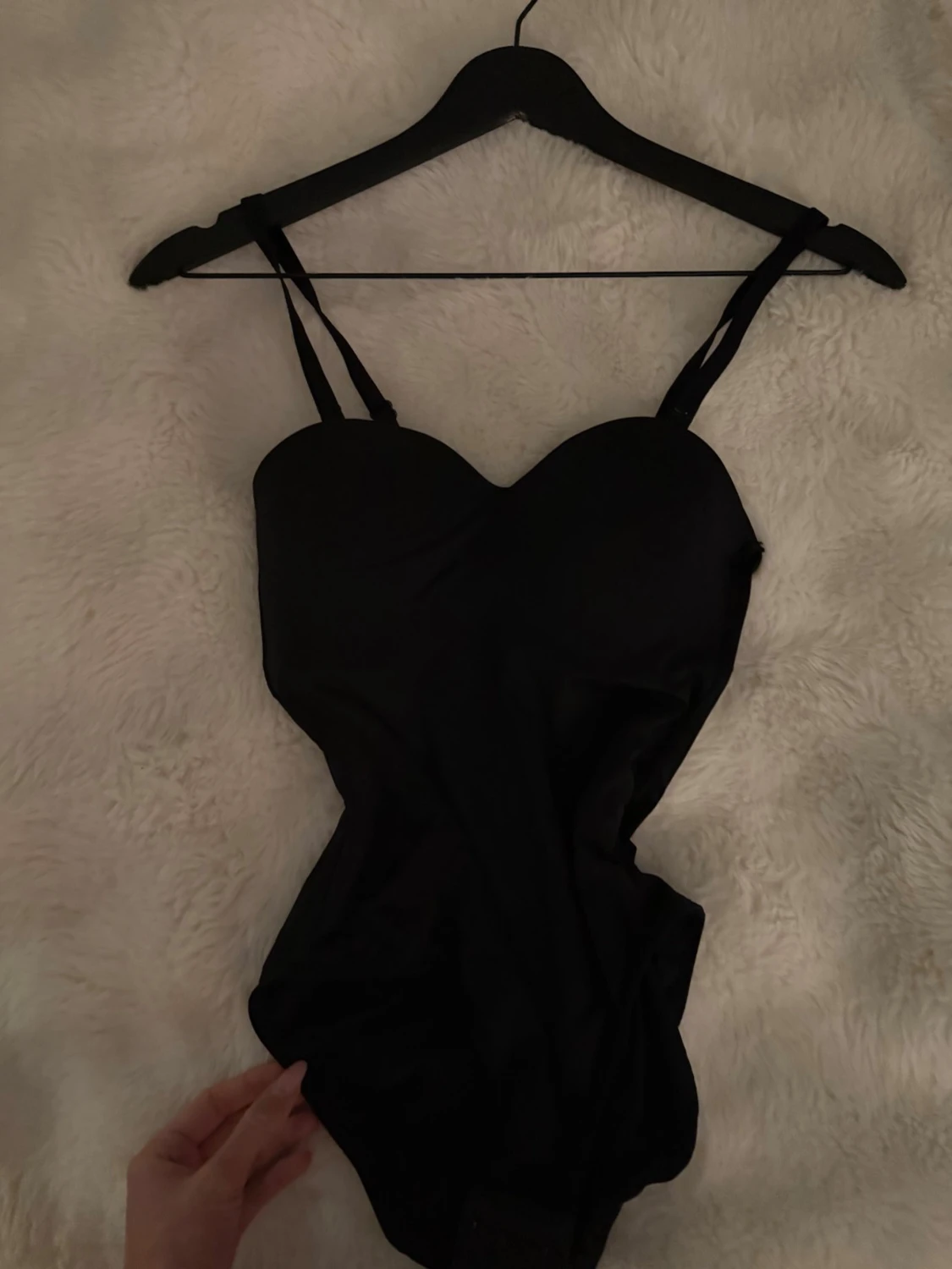 Svart body med dubbla axelband