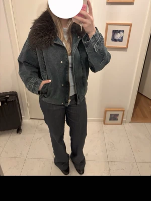 Bomba jeansjacka  - Säljer denna jacka från Zara som inte längre går att köpa. Super fin och perfekt nu till våren! Helt ny med prislappen kvar❤️