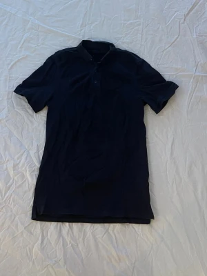 Pikétröja  - Mörkblå Peak performance pikétröja. Storlek S.