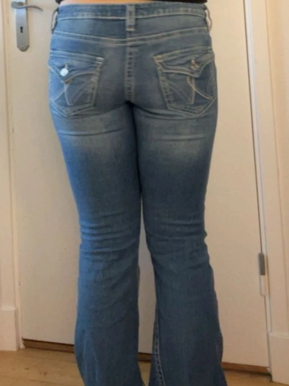 Blå bootcut jeans med slitningar - 1