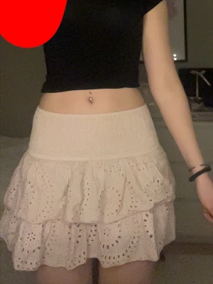  volangkjol från Meet x Tiger - Supersöt beige kortkjol från Meet x Tiger med volanger och broderade detaljer. Använd 2 ggr, som ny. Köptes även ny!😇😇❤️