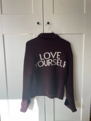 Vinröd polo tröja - Säljer en fin vinröd tröja med hög krage ifrån Gina tricot i storlek 170💕 Den är använd en gång och är som ny!