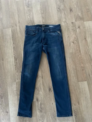 Replay Jeans - Säljer ett par riktigt snygga Replay jeans i bra skick för endast 299kr!                                                                             Nypris:1099kr därav väldigt bra erbjudande.                                                                    Har några frågor är det bara att fråga på! 