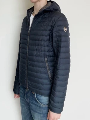 Colmar Jacka - Tunnare Colmar jacka som passar perfekt till våren! Inga defekter, fint skick. Modellen är ca 180, 70kg( något liten ). Storlek S. Kontakta mig för fler frågor och funderingar!