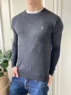 Ralph lauren tun merino wool tröja  - Ralph lauren tun merino wool tröja, Inga defekter! Modellen i bilderna är 180 cm 75 kg och bär Storlek M , Kom med frågor! 🌟 (Kan gå ned i pris vid köp av paket 😉) 