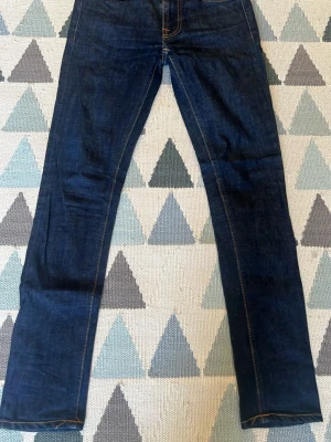 Mörkblå jeans från Nudie Jeans - Tjena, säljer ett par skinny nudie jeans som inte längre passar. Jeansen är i rätt så bra skick förutom lite fadat vid rumpan( bild 3). Hör av er vid fler frågor. 