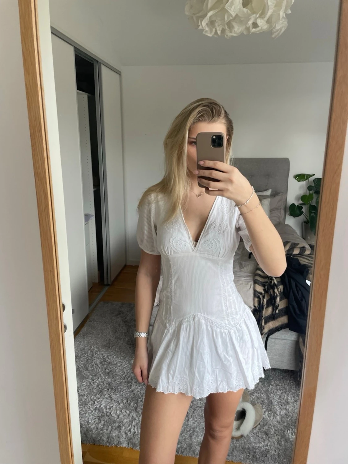Vit kortklänning med v-ringning - 5