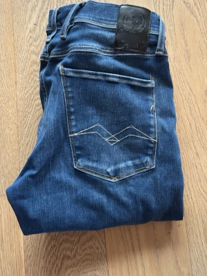Schyssta Replay Anbass jeans - Snygga blå jeans från Replay. Modell Anbass. Stl 32/32.