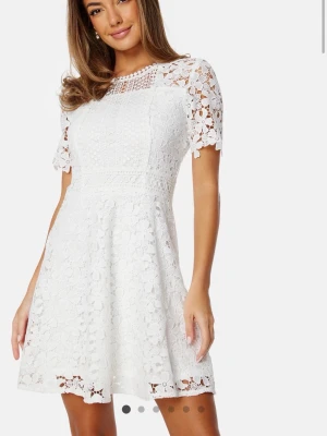 Vit spetsklänning med korta ärmar - Vit kort klänning. Blommig spets och korta ärmar. Jag köpte den för 699, har sett folk sälja samma klänning för 700 här. Tanken var att ha den på min student. Men hittade en annan. Helt ny och oanvänd. Perfekt för student, skolavslutning, midsommar osv.<3 har en ”gammal” annons på samma klänning på min profil med fri frakt. Så tips!