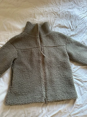 Teddyjacka - Mysig teddyjacka från Gina tricot som är perfekt nu till våren. Säljer då ja inte använder den, priset går att diskutera vid snabb affär