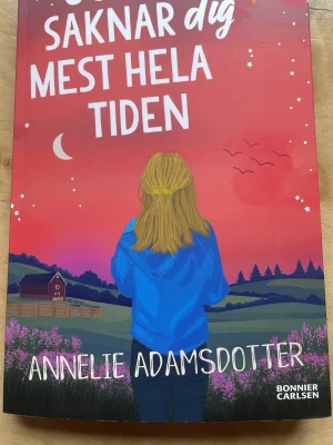 Och jag saknar dig mest hela tiden - En ungdomsroman av Annelie Adamsdotter. Boken handlar om att börja om, hitta nya vägar och förlora sitt hjärta på vägen. Perfekt för unga vuxna som gillar känsloladdade berättelser.