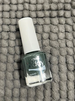 Grönt nagellack Depend - Snyggt grönt nagellack från Depend 7day-serien.