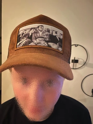 Maggiore keps Brun - Säljer en riktigt snygg maggiore keps, för den kommer inte till användning längre! Bra bra skick och är väldigt sällsynt då den såldes i 100 exemplar och är en av dom första kepsarna! Säljes för 339 skriv vid intresse  