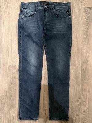 Replay Anbass Jeans Blå/Grön W32 - Slim Fit - Mycket fint skick (Innerlapp avklippt, se mått) Mått - Midja: 42cm, Ytterbenslängd: 97cm, Benöppning: 16cm. Modellen är 185cm & 63kg. Hör av dig vid funderingar!🤝
