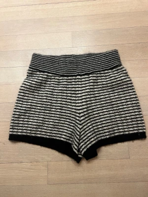 Kashmir Shorts Lisa Yang  - Väldigt tuffa kashmirshort som man kan klä ner men klä upp till vardags i vår och sommar 🌸använda ett fåtal gånger och inga defekter 