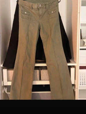 Olivgröna utsvängda manchesterbyxor - Fina gröna populära jeans som jag använt 2 gånger, INTE MINA BILDER!!!!!