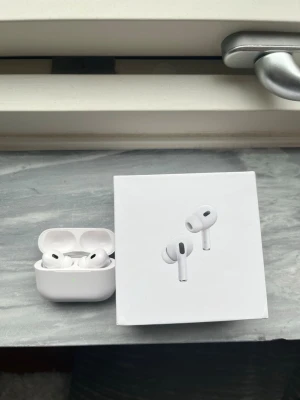 AirPods Pro gen 2 (2022) - Säljer ett par airpods pro gen 2 i jättebra skick förutom att jag inte får ljud ur den högra airpoden. Förmodligen så får just den ingen laddning. Jag har varken ork eller tid att fixa det så jag lämnar över det till nästa ägare. Allt medföljer. Nypris ligger på runt 3000kr. 