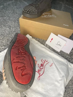 Christian Louboutin storlek 41 - Hej jag säljer mina Christian Louboutins som är i storlek 41. Mycket bra skick i mörkgrå/brun färg passar perfekt om du vill glida runt på isen nu i vinter 😊❄️