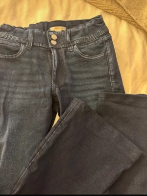 Jeans  - Mid waist, aldrig använda men uppsydda till min lämgd(däremot inte avklippta så går att sprätta upp till original längd) storlek 158 utgå från din längd 