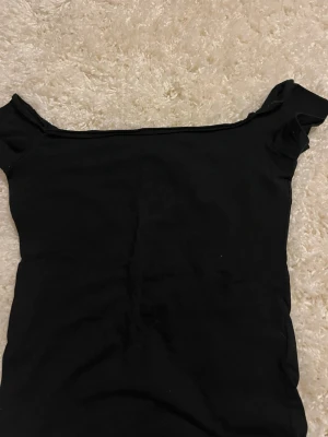 Svart topp  - Svart topp i XS från Gina tricot 🩷