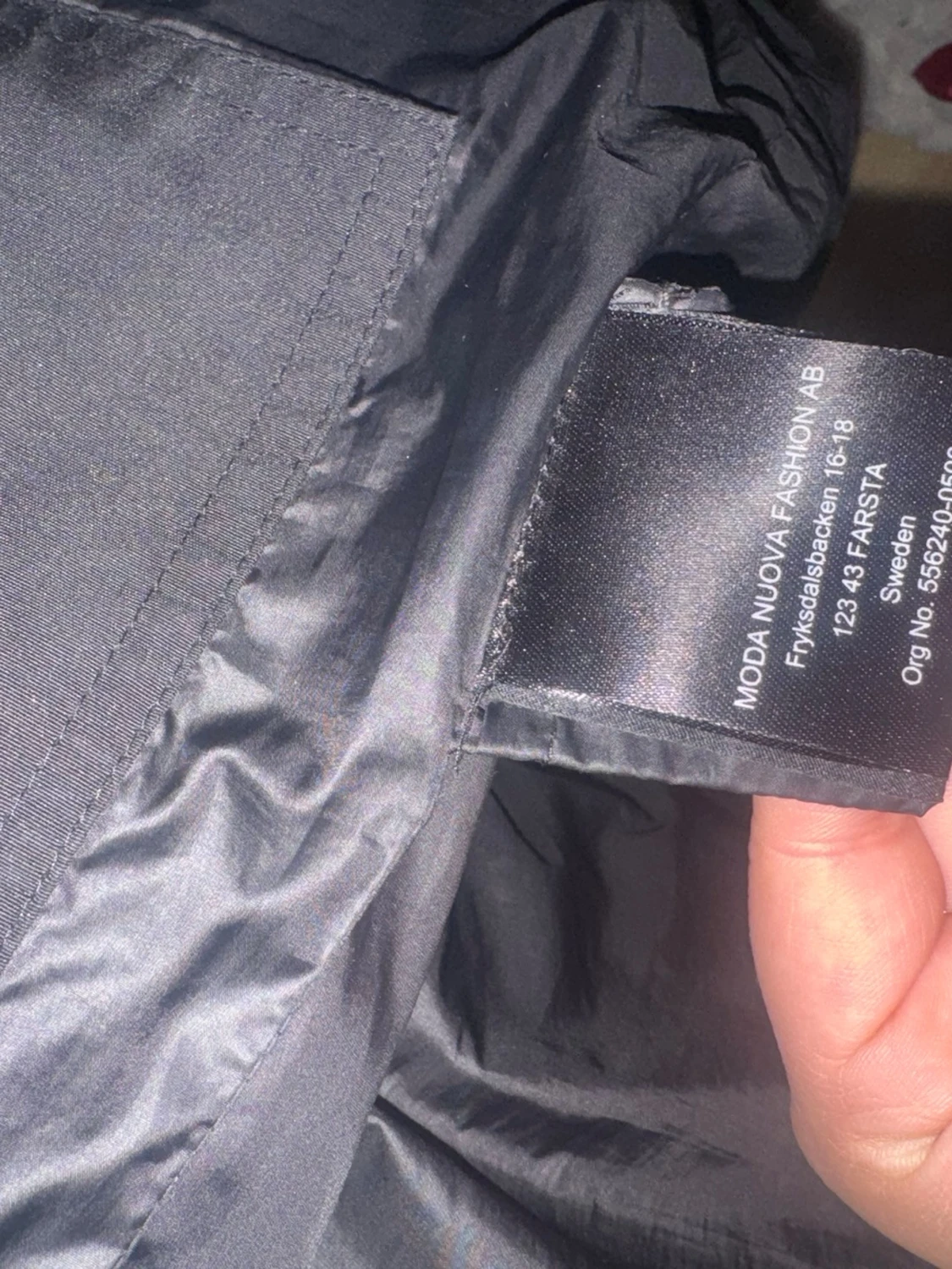 Svart dunjacka med pälskrage från Hollies - 4