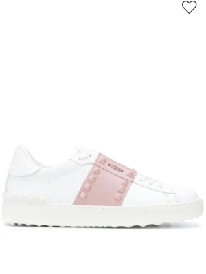 Valentino vita sneakers med rosa detaljer - Valentino garavani skor! Säljes ev byte mot strl 39, mina är strl 40 men jag som har 39 har kunnat använda dem men skulle ändå säga att de passar bättre på en strl 40. 