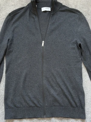 Selected Homme Fullzip - Tja, säljer nu denna Selected homme fullzip i skönt material då den ej kommer till användning. Jag har använt den kanske 3 gånger så den är fortfarande i strålande skick. Den är i storlek S och passar folk mellan 170-183 ungefär. Nypriset ligger på 500kr och mitt pris är endast 250kr.