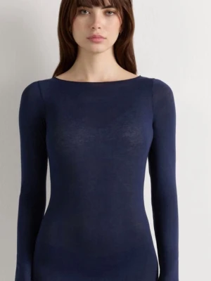 Marinblå långärmad topp från intimissimi - Snygg marinblå långärmad topp från intimissimi med enkel och stilren design. Toppen har en rund halsringning och är gjord i modalkashmir som känns skön mot huden. Perfekt att matcha med jeans eller kjol för en clean look.