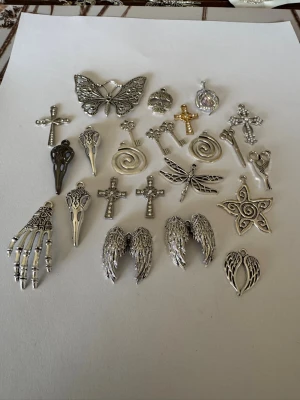 Berlock-paket - Säljer av material som jag använt för att göra smycken. Har 2025 tillverkat och sålt smycken för över 50.000kr så är något folk uppskattar (om man håller låga priser) . Nu har jag dock tappat intresset så säljer av allt jag har. Kolla gärna in andra annonser   I denna annons hittar du berlocker för smyckestillverkning . 