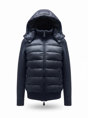 CEVIOR CARDIGAN - Snygg mörkblå pufferjacka från Moncler med avtagbar huva och hög krage. Jackan har quiltad front i glansigt material och stickade ärmar samt rygg. Dragkedja framtill och ribbade muddar. Perfekt för kalla dagar.