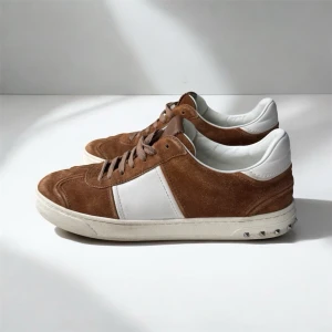 Bruna Valentino Flycrews - Säljer ett par sjukt feta Valrntino Flycrews i färgen brun och strl 43. Skorna är väl omhändertagna och är därav i mycket bra skick, förutom att en spik saknas (bild 5). Hör gärna av er vid frågor elr funderingar!!