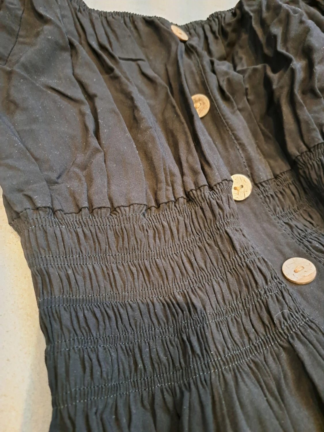 Svart offshoulder klänning med knappar - 2