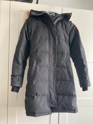 Canadagoose jacka  - Säljer min canadagoosejacka, använt några gånger bara. Den är i väldigt fint skick inga defekter förekommer.