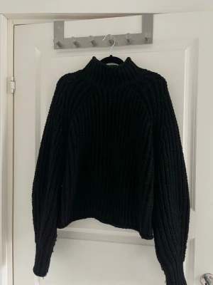Svart stickad tröja  - Säljer en varm och mysig stickad tröja med liten polo. Storlek S från H&M. Sparsamt använd och i bra skick. 