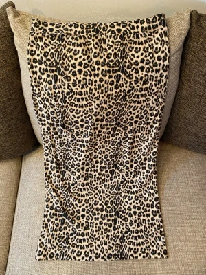 Leopardmönstrad kjol i beige och svart - Säljer en snygg leopardmönstrad kjol i beige och svart. Kjolen har en rak passform. Utan prislapp men aldrig använd.