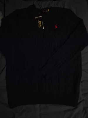 Ralph Lauren - Säljer en snygg herr cable knit tröja från Ralph lauren | I färgen mörkblå med röd logga och storlek S | Helt ny och fräsch | Hör av er för mer information/bilder! 