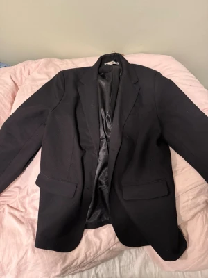 Svart klassisk kavaj - Svart Oversized kavaj med två framfickor. 