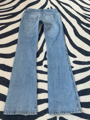 Ljusblå jeans - Vet inte storleken men skulle säga att de passar S. Dom var för små vid låren för mig som har storlek M (gymmar så har stora lår) Innerbensländen var 87cm och midjemåttet 41cm. Skriv vid ytterligare funderingar💕