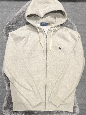 Ralph Lauren Zip Hoodie Grå - Ralph Lauren zip hoodie i grå färg, storlek M, väldigt fint skick🍻