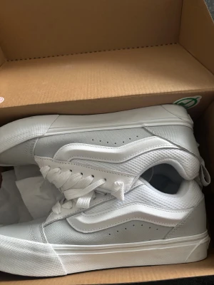 Vans skor - Modellen är bekväm och stilren med klassisk Vans-design. Skorna är endast använda en gång och är därför i nästan nyskick bara minimala spår av användning.