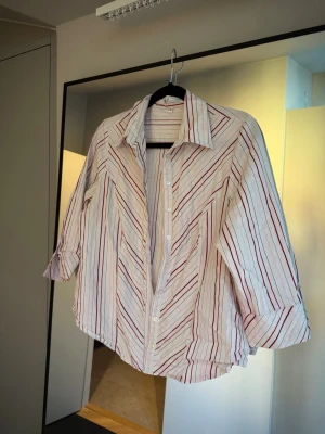 Second hand - Randig skjorta  - Säljer en skjorta med vita, röda och svarta ränder som jag köpt second hand. Står XLNTwomen på lappen.
