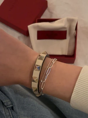 Valentino rockstud armband - Säljer mitt valentino rockstud armband i vit då det tyvärr inte kommer till användning längre. Bra skick! Det levereras med originalförpackning och tygpåse. Priset går att buda på. 