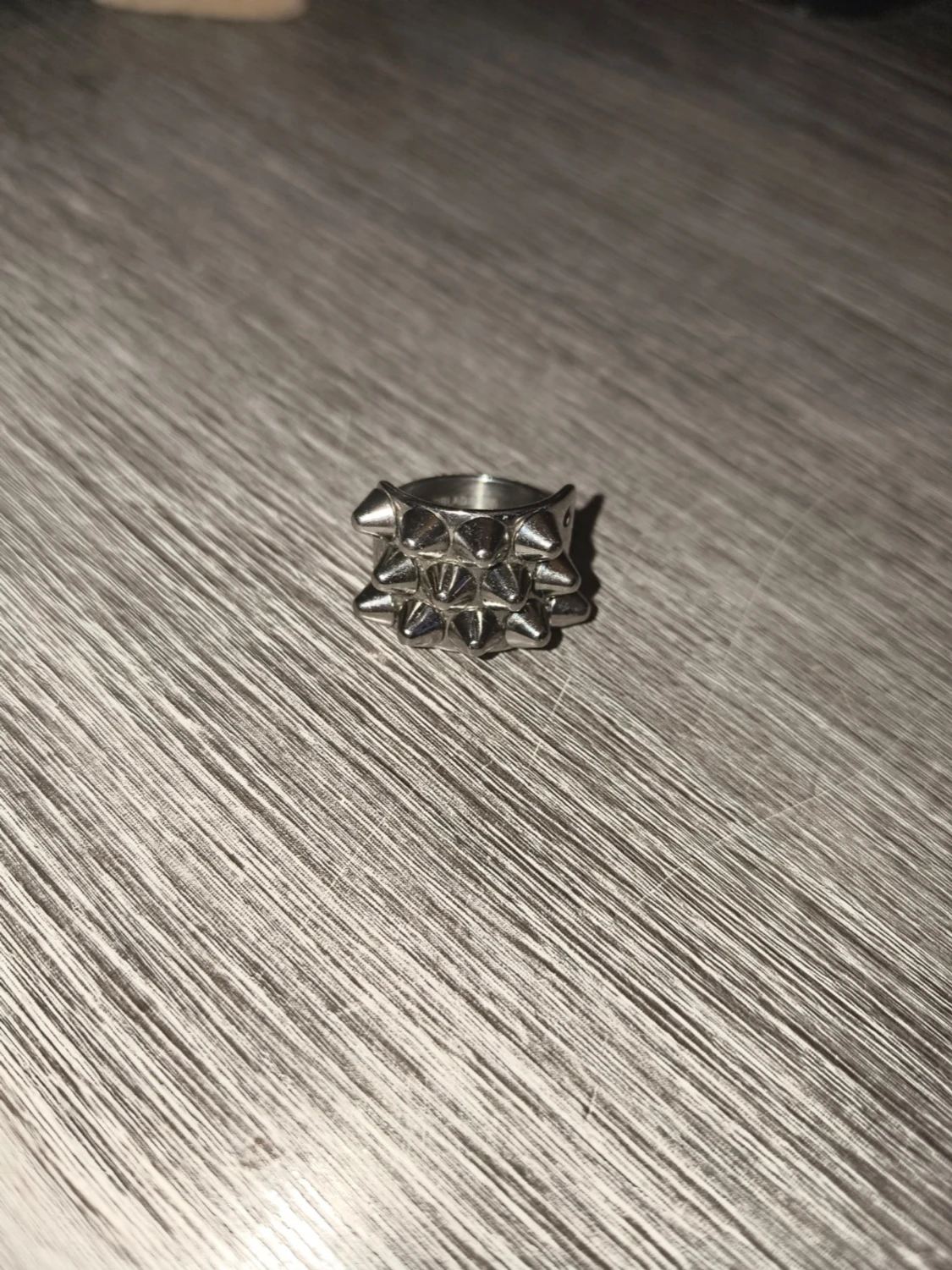Silvrig ring med nitar och spikes - 1