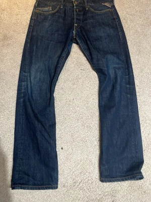Replay jeans - Säljer ett par snygga replay waitom jeans som har en skit snygg bootcut passform, lite tvätt vid knäna vilket enligt mig gör dem mycket snyggare, storlek w34 L32, tveka inte vid frågor🤗