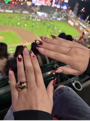 Handgjorda lösnaglar💖 - Vinröda press-on naglar med mönster.