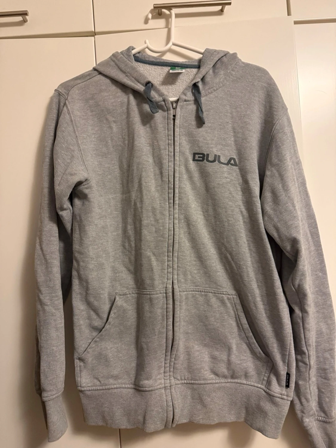 Grå zip-hoodie från Bula