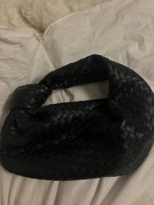 Väska - Super fin svart flätad väska! Kommer inte till användning längre, skriv egna prisförslag🌸