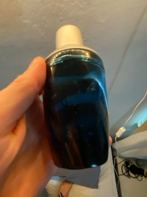 Hugo Boss Dark Blue parfym - Säljer en Hugo Boss Dark Blue parfym i en snygg mörkblå glasflaska med silverfärgat lock. Flaskan har en modern, rundad form och tydlig röd logga framtill. Perfekt för dig som gillar stilrena och klassiska dofter.