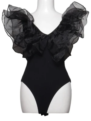 Svart body med volangärmar - Snygg svart body med stora, transparenta volangärmar i organza som ger en dramatisk look. Djup v-ringning och åtsittande passform. Perfekt för dig som vill sticka ut med en trendig och unik stil.